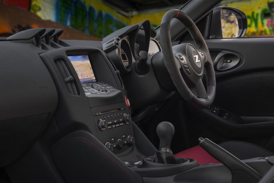 Интерьер Nissan 370Z Nismo (Z34) 2017 года  (AU) (фото 10 из 37)